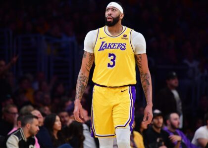 明日NBA杯对阵太阳：浓眉大概率出战，布朗尼等4人缺席