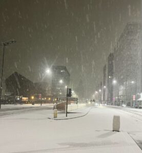老天上强度？利物浦比赛日遭遇的恶劣天气：狂风、浓雾、大雪……