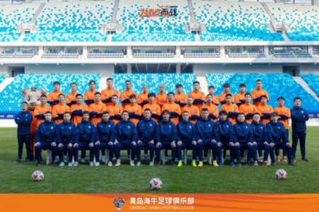 青岛海牛一线队名单：老将郑龙、萨里奇坐镇，金洋洋等新援在列