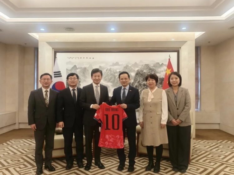 中国驻韩国大使戴兵会见韩国足协主席郑梦奎 1 中国驻韩国大使戴兵会见韩国足协主席郑梦奎