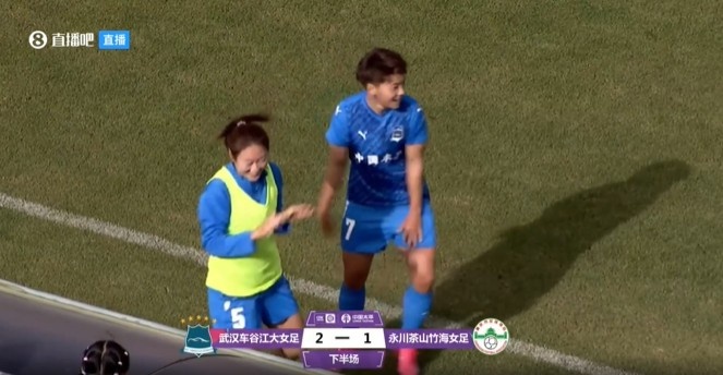 王霜点射破门打入赛季首球，帮助武汉女足2-1领先