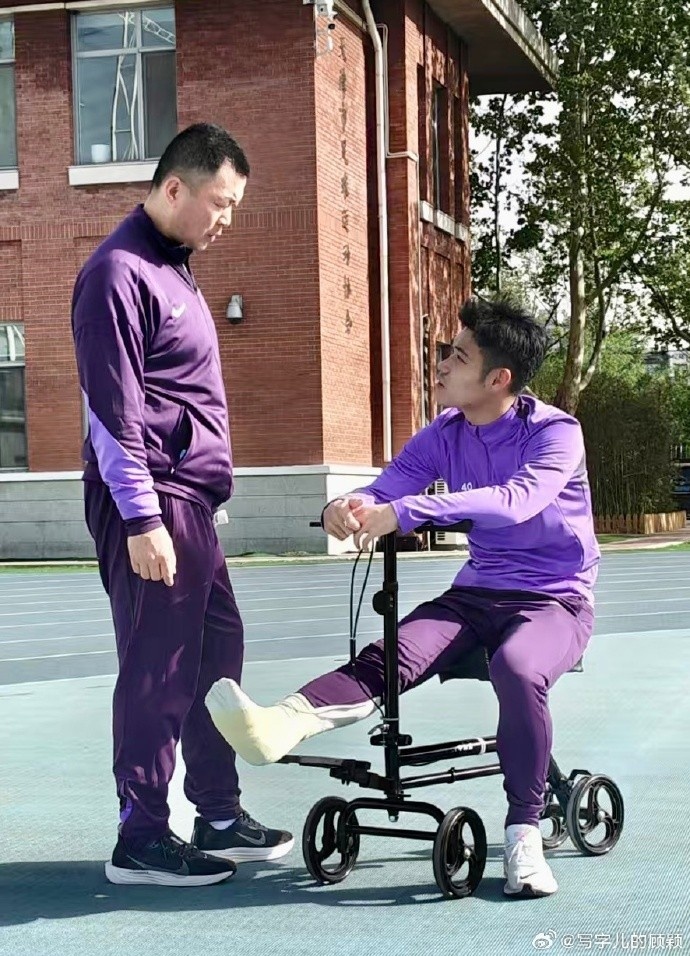 记者：津门虎昨日拍摄25赛季全家福，脚踝骨折的石炎也参与