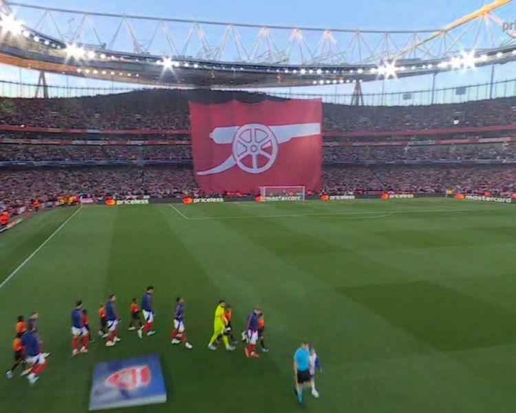 寒酸🥶球迷吐槽枪手TIFO：惨不忍睹的浴帘 下周巴黎给你开开眼
