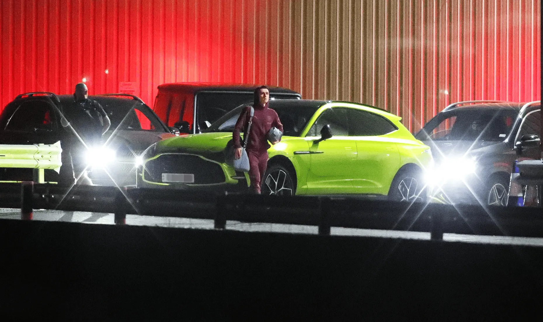 哈兰德受伤无法开车，曼城工作人员帮忙开走他的阿斯顿马丁