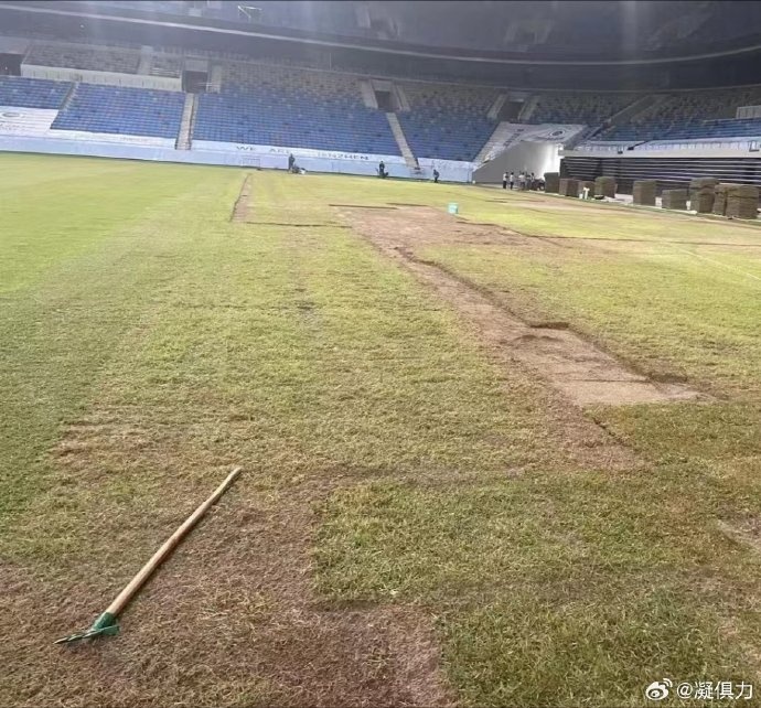 深圳博主晒场地情况:工作人员加急修复,不排除本轮比赛如期进行 2 深圳博主晒场地情况:工作人员加急修复,不排除本轮比赛如期进行