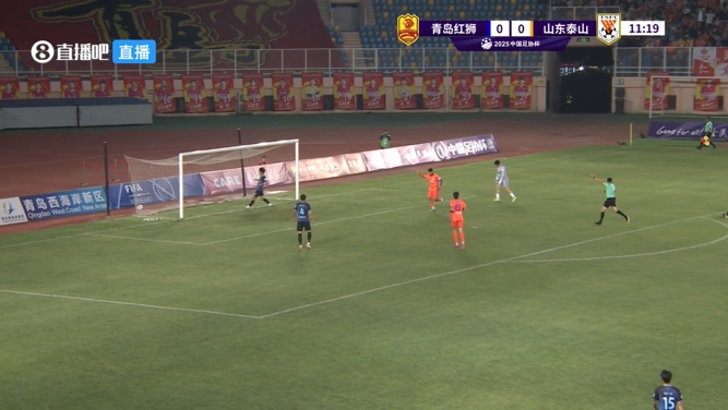 后卫送大礼！克雷桑第11分钟破门，山东泰山客场1-0领先青岛红狮