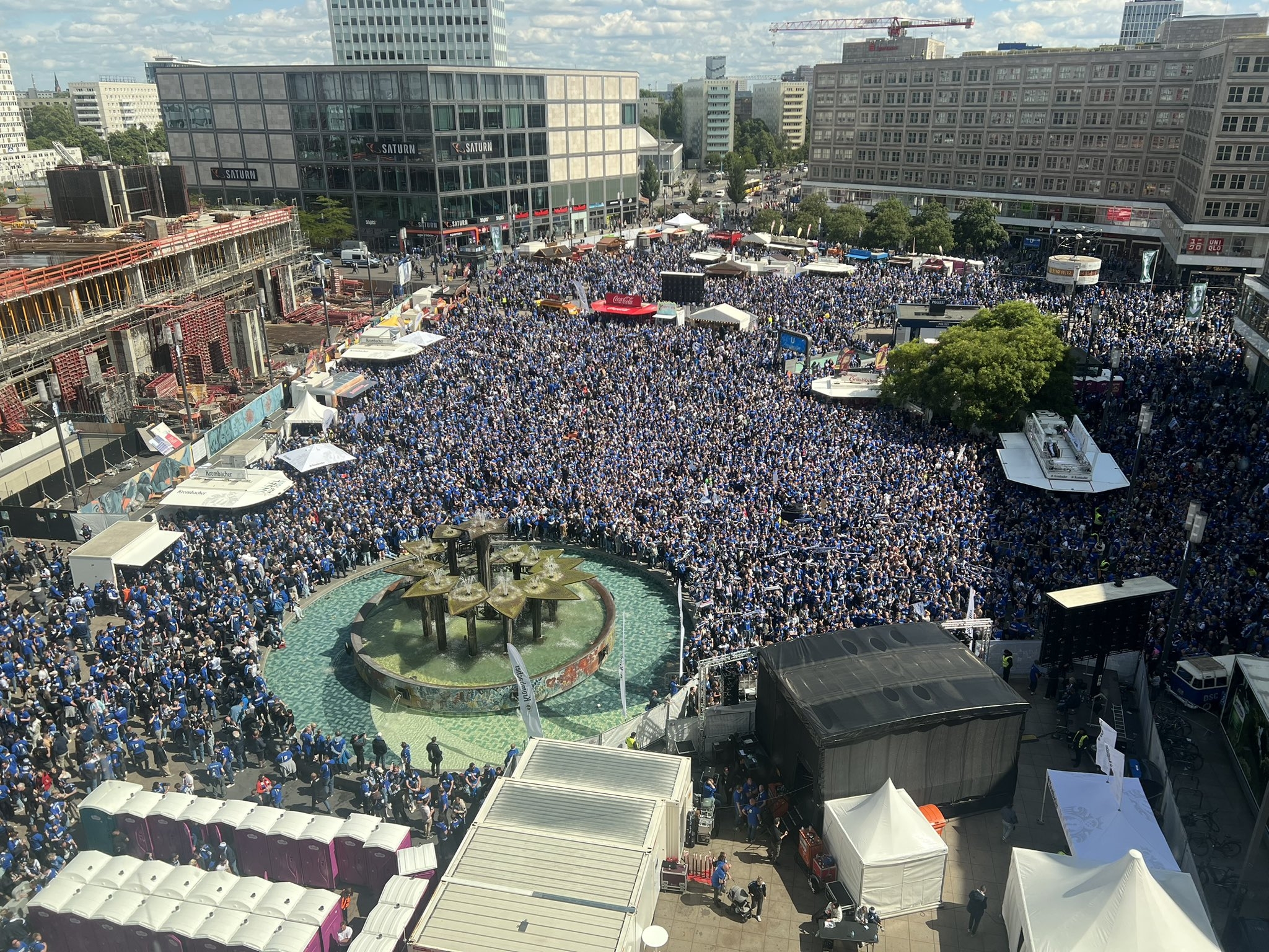 狂热数万名比勒费尔德球迷围聚柏林亚历山大广场，场面壮观