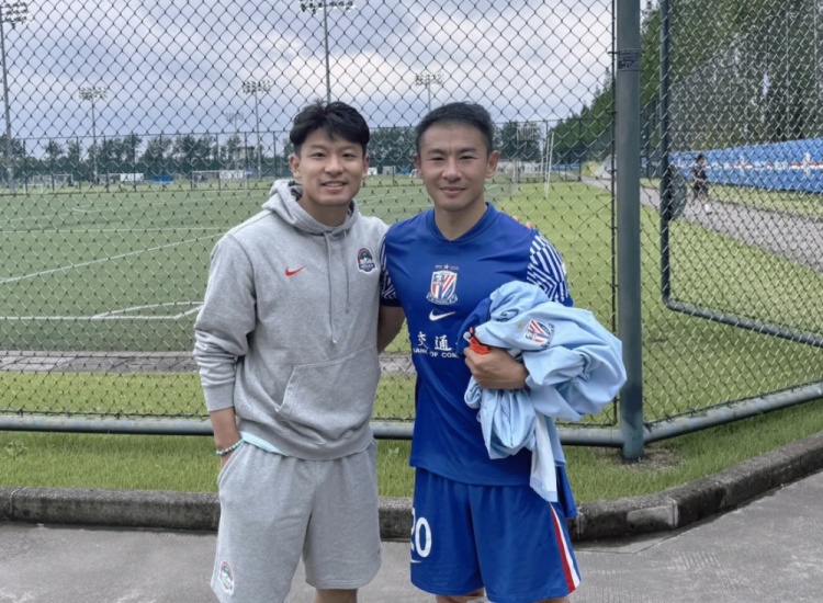 何超社媒晒与于汉超合影：致敬🫡20号