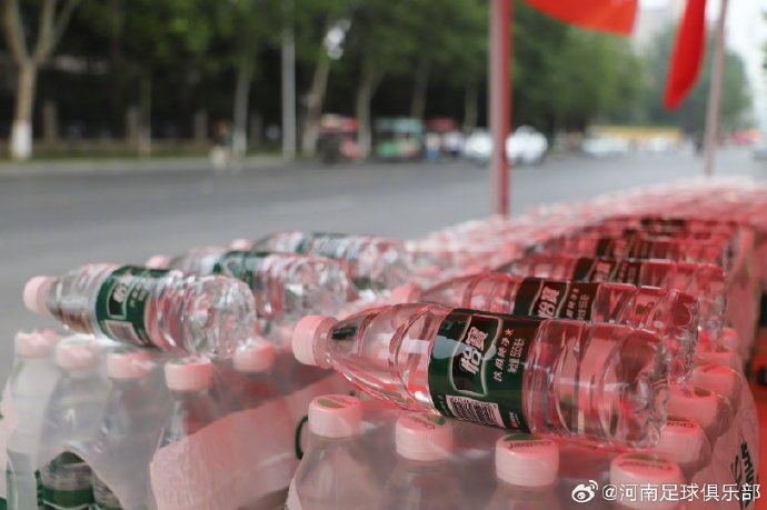 河南足球俱乐部设置爱心助考点,考生及家长可免费领取饮用水 2 河南足球俱乐部设置爱心助考点,考生及家长可免费领取饮用水