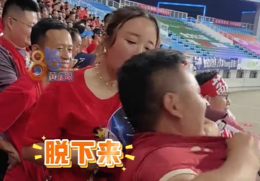 连云港扳平比分后丈夫男子兴奋展示球衣 苏州老婆怒喝“脱下来”