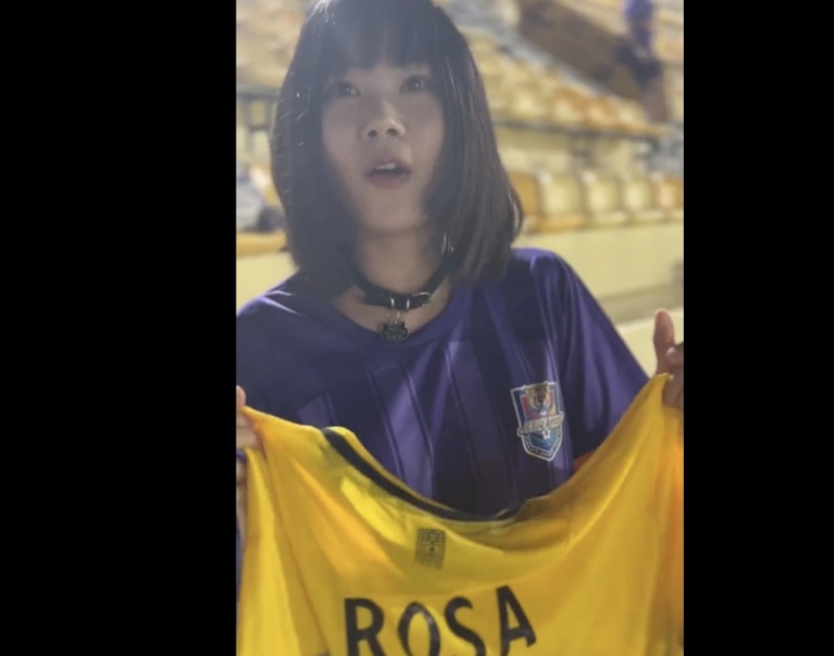 广州豹外援罗萨向老东家津门虎球迷谢场，赠送女球迷球衣