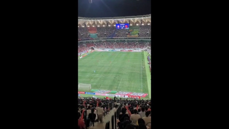 专业足球场座无虚席！记者王涛分享苏州队主场：震撼到了