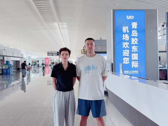 🥰鲁媒：杨瀚森父母今天下午出发赶赴美国为儿子参加NBA选秀助威