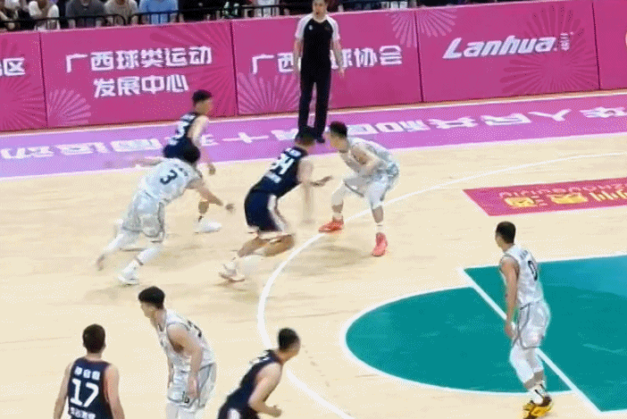 🤔媒体人：四川队默契度欠缺且主力都不敢拼劲全力，这是典型的雇佣军风格