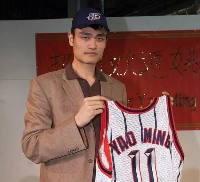 历史上的今天：火箭用状元签选中姚明，姚明成为NBA历史上第一位外籍状元