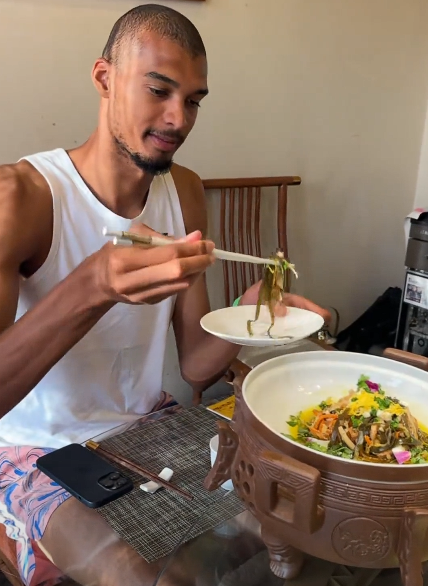 文班在嵩山吃水席！刺记转评：他真的很享受在中国的时光