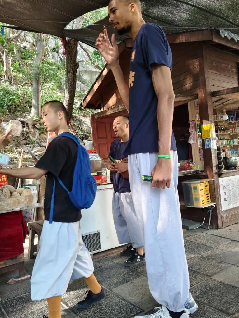 入乡随俗！NBA球星文班亚马少林修行，与师兄同行生吃黄瓜