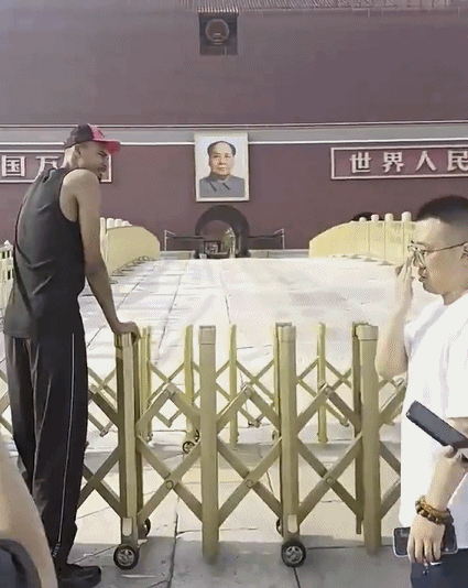 媒体人：文班亚马再次现身王府井，随后参观天安门并留影