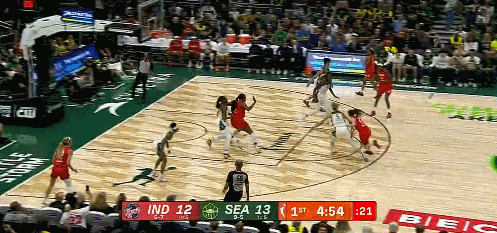 表现低迷！克拉克半场仅得2分，狂热半场45-39领先风暴