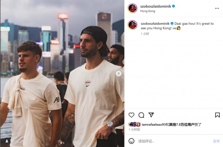 粤语！索博斯洛伊晒与科尔克兹在中国香港合照：Daai gaa hou！