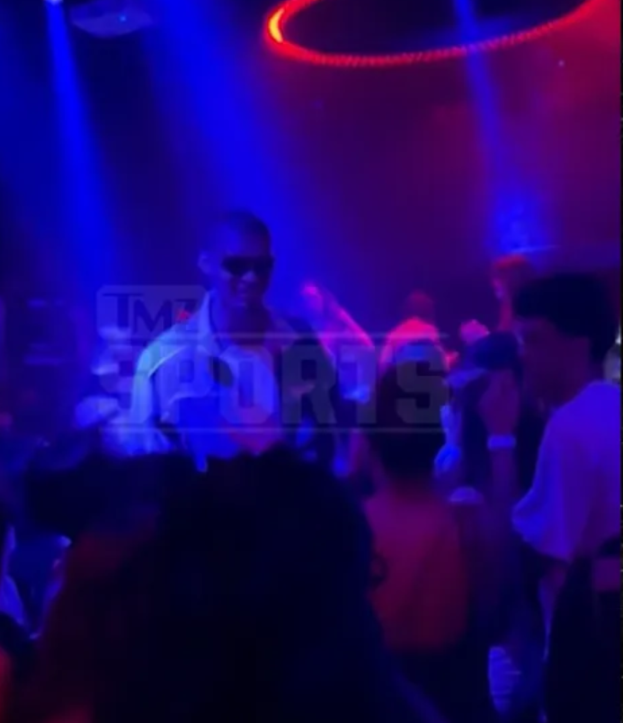 TMZ：文班亚马上周日凌晨现身东京夜店，玩儿了大概90分后离开