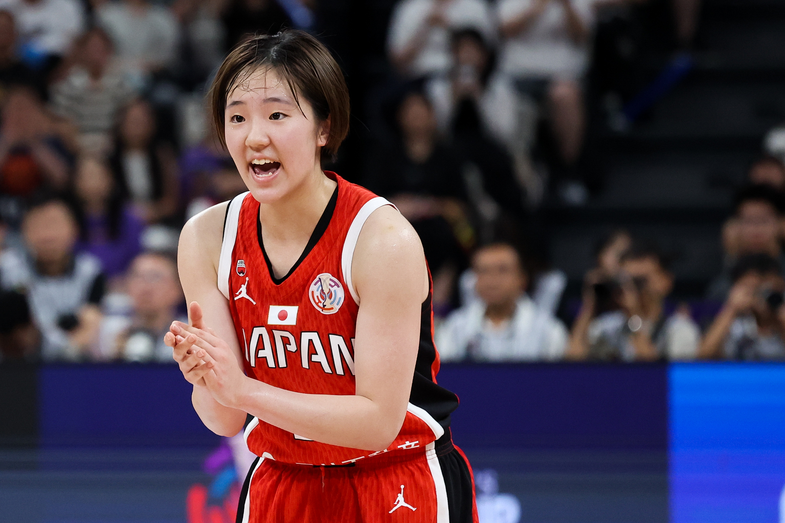 被问到未来是否考虑挑战WCBA，田中心表示有机会愿意尝试