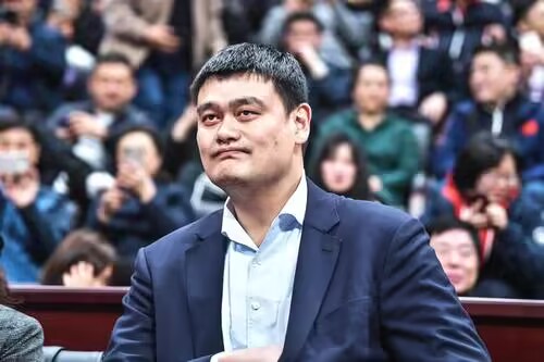 姚明队友莫布里：人们低估了姚明的全面性，他拥有约基奇般的传球视野