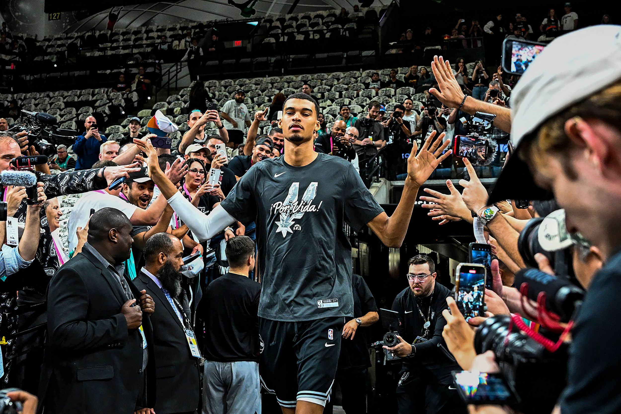少林寺方丈释永信被曝带走接受调查，NBA球星文班亚马今夏曾入寺剃度修行