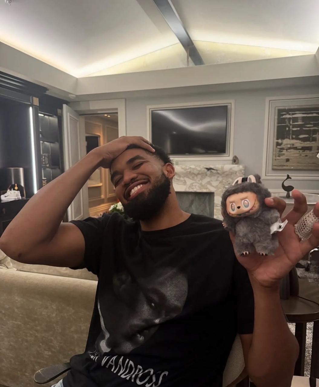 火到NBA！尼克斯球星唐斯晒与隐藏款Labubu合影