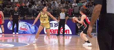 少了5个3分！媒体人：澳大利亚对日本外线的限制明显要比我们更好