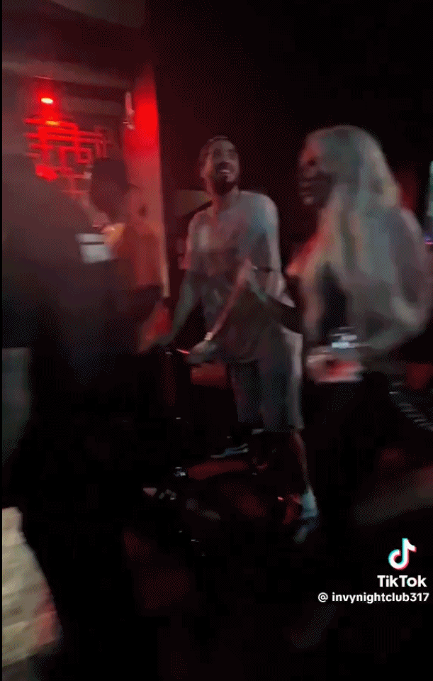 恢复不错心情也不错！哈利伯顿骑着小踏板车携女友一起现身夜店