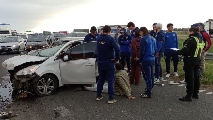罗萨里奥中央小将遭遇车祸，迪马利亚等队友帮助他脱困