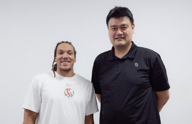 小鸟依人！阿隆·戈登与姚明亲切交流并合影留念