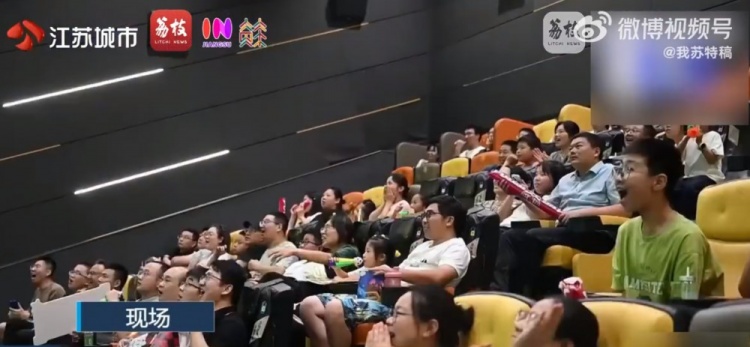 江苏多家影院试点推出“苏超”大屏幕转播，现场氛围热烈